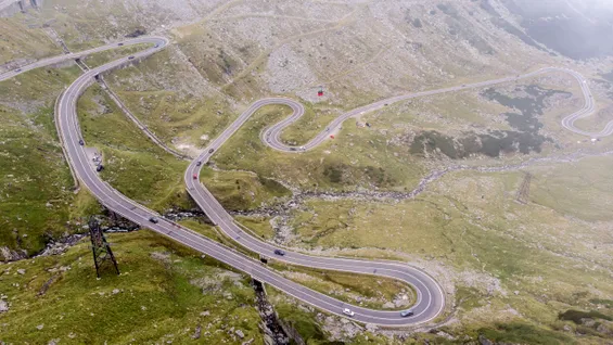 <span class='prepend'>Video |</span> O mașină a căzut zeci de metri într-o prăpastie de pe Transfăgărășan. Șoferul a ieșit să facă fotografii