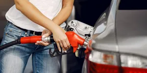 Guvernul pregătește o nouă intervenție pe piața carburanților: acciză dinamică în locul reducerii TVA, pe fondul riscurilor de aprovizionare cu motorină – surse