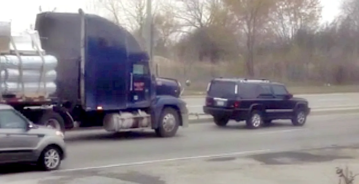 Un Jeep Commander tractând un TIR încărcat? Only in America [VIDEO]