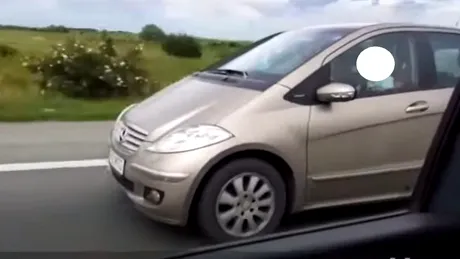 Șofer filmat în timp ce conduce cu un copil în brațe. Mașina circula cu aproximativ 100 km/h - VIDEO