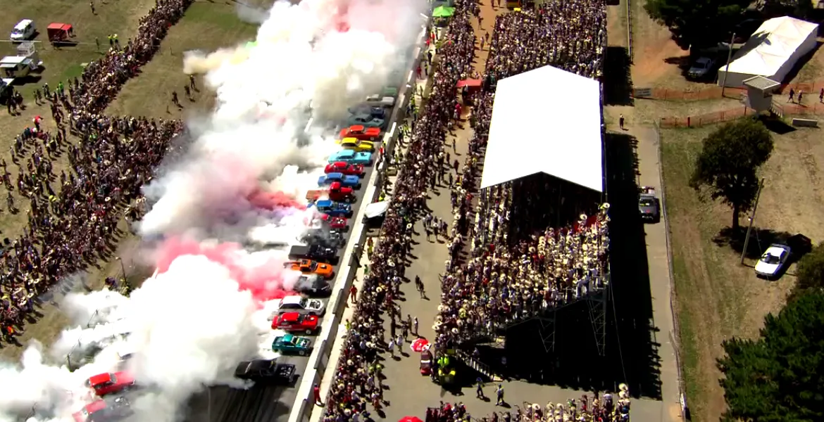 Record Guinness: Burnout simultan cu 69 de maşini. VIDEO