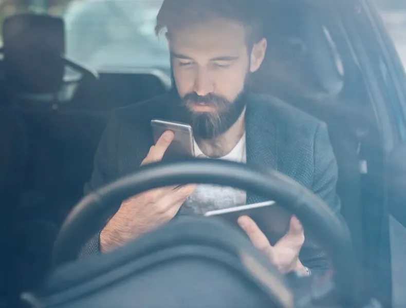 Studiu: 38% din șoferi își încarcă telefonul în mașină