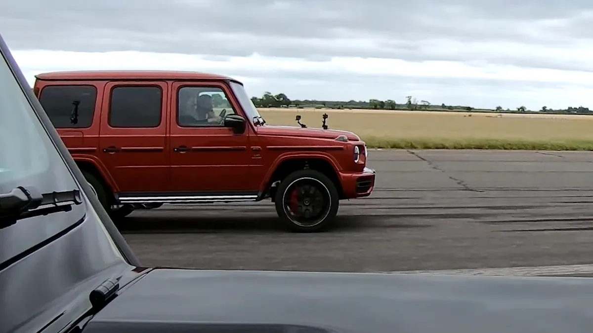 Și-au pus iubitele la volan în două mașini aproape identice, Mercedes-AMG G 63