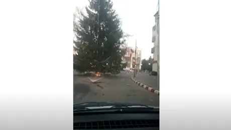VIDEO. Un brad imens, montat în mijlocul intersecției într-un oraș din România
