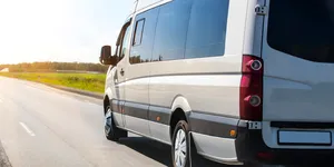 CJ Mehedinți cumpără trei microbuze electrice cu 16 locuri pentru transportul elevilor. Vehiculele trebuie să aibă autonomie minimă de 200 km