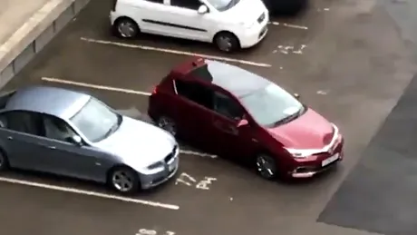Un șofer a avut nevoie de 8 minute ca să-și parcheze mașina. Manevrele au fost filmate