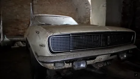 Un Chevrolet Camaro a fost găsit în subsolul unui conac abandonat. Cum arată mașina după ce a stat ani de zile - VIDEO