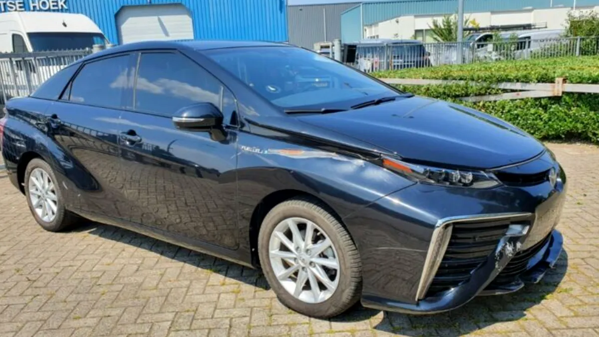 Cât costă cel mai ieftin vehicul alimentat cu hidrogen la mâna a doua? Toyota Mirai scoate doar vapori de apă pe țeava de eșapament