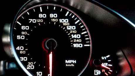 De ce nu e bine să circuli cu rezervorul aproape gol. Aparențele „economiilor” care pot distruge motorul