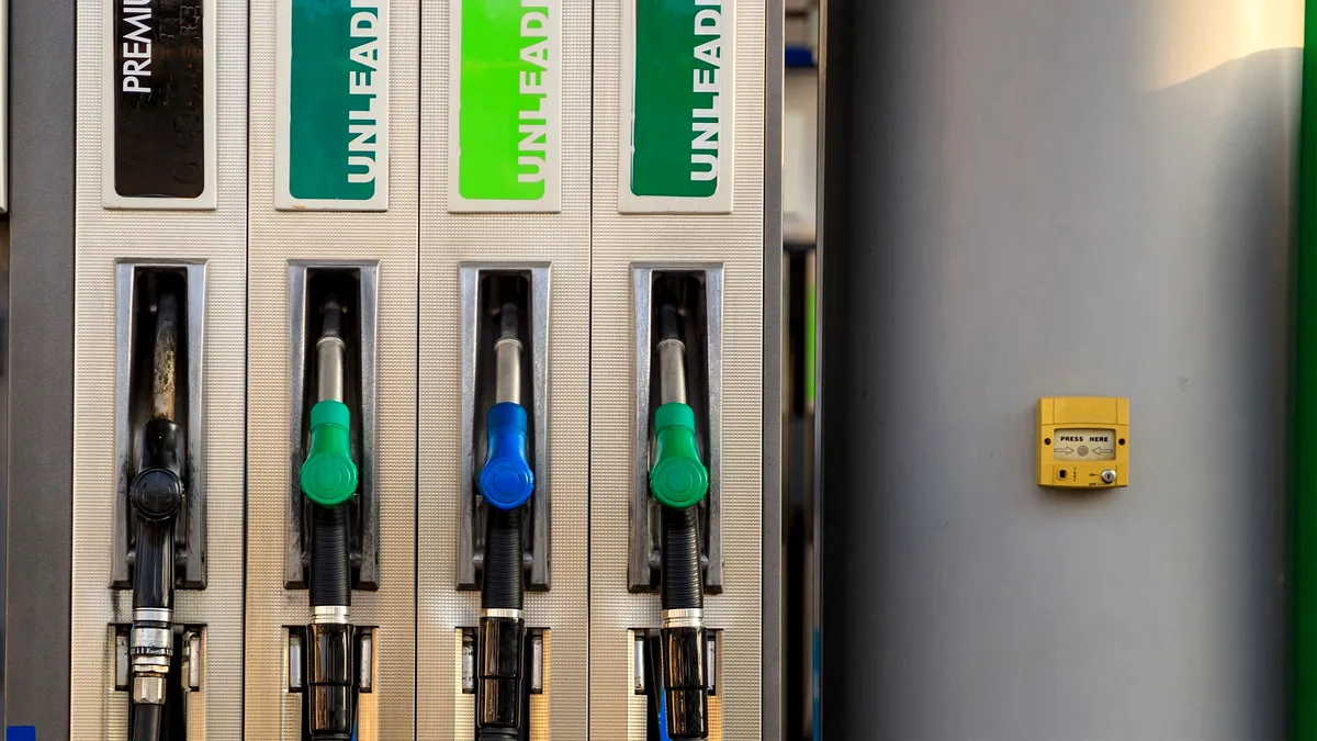 Merită să plătești mai mult pe carburanții premium?