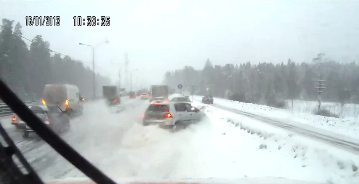 Vine zăpada! Accident în lanţ pe autostradă – VIDEO