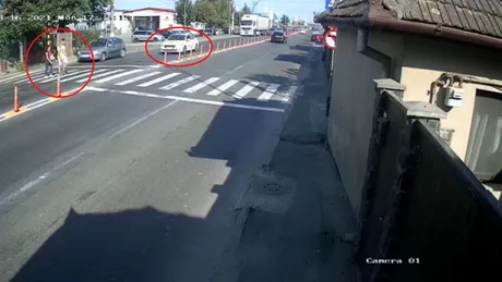 Pietoni loviți de un taxi chiar pe trecere - VIDEO