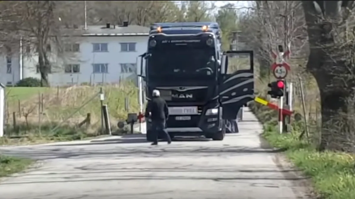 Momentul în care un camion și un yacht sunt spulberate de tren. VIDEO