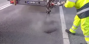 VIDEO Drumurile din România, pline de gropi în iarnă: Tehnologie nouă de reparat asfaltul la temperaturi scăzute, testată la Cluj
