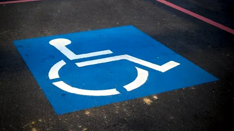 O șoferiță din Cluj a scăpat de amendă după ce a parcat pe locurile pentru persoanele cu dizabilităţi