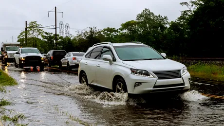 Experții avertizează: mii de mașini afectate de inundații ajung pe piața second-hand. Cum le depistezi