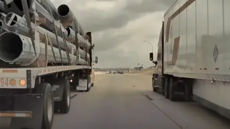 Tesla Model 3 pe Autopilot, la un pas de a fi strivită de două camioane. VIDEO
