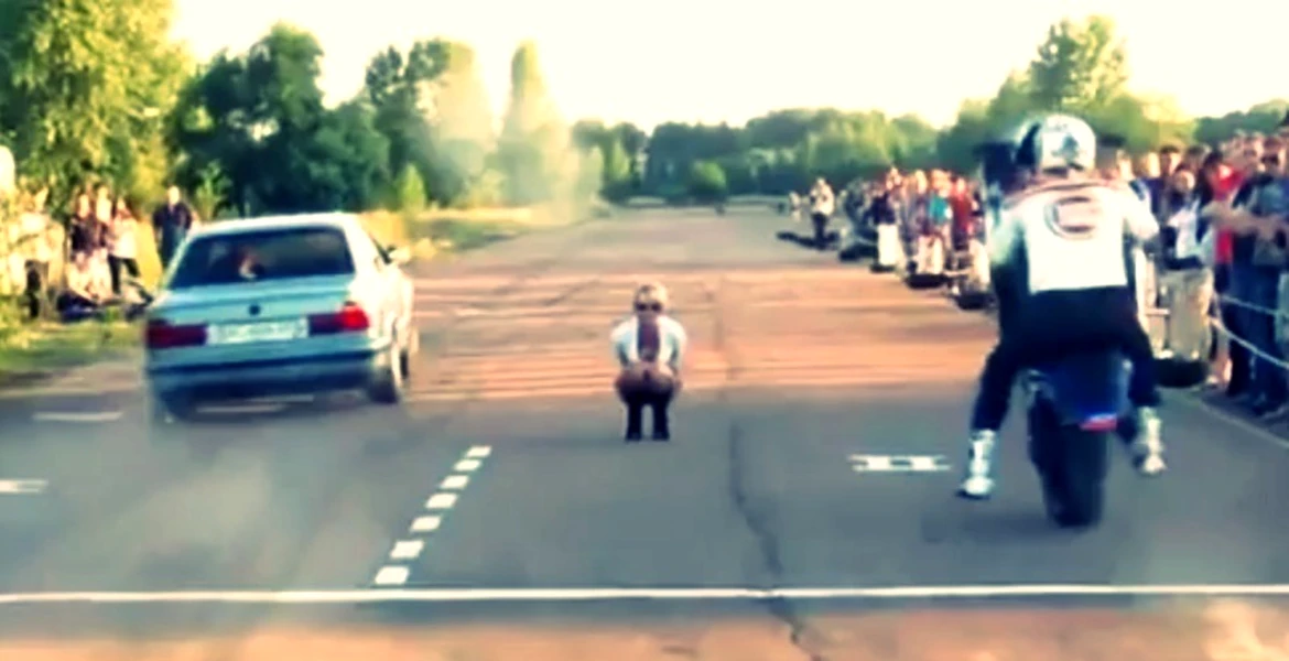 VIDEO: Culmea penibilului – o liniuţă între un BMW şi o motocicletă se termină prost