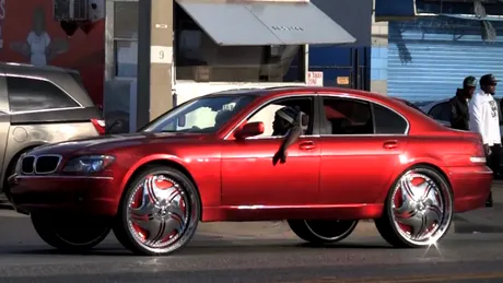 VIDEO: Cum arată un BMW Seria 7 cu jante de 28 inci