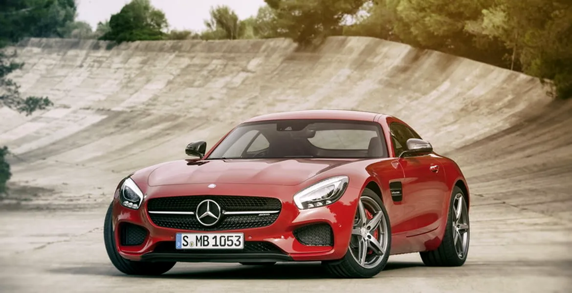 The Stig conduce Mercedes AMG GT S pe circuitul Top Gear.