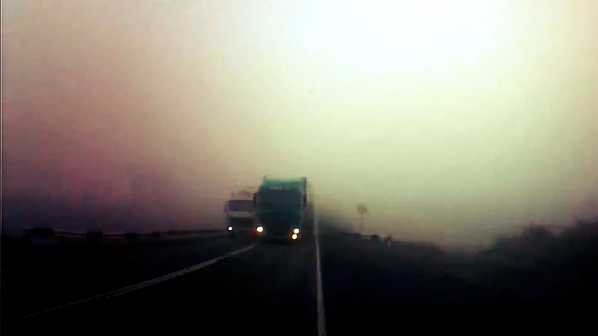 VIDEO: Atenţie mare pe timp de ceaţă. Accident evitat la limită