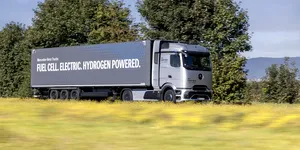 FOTO Mercedes-Benz va produce un camion alimentat cu hidrogen. Producția de 100 de vehicule va începe la finalul anului 2026