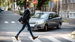 2026: Ca șofer, trebuie să oprești dacă pietonul este pe sensul opus? Regula la trecerile de pietoni cu două benzi pe sens