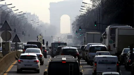 Parisul va interzice „circa trei milioane de maşini” în centru, din cauza poluării