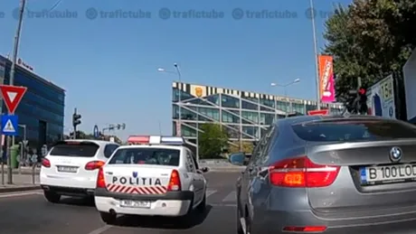 Sfidare sau neatenţie? Ce face acest şofer, cu Poliţia lângă el - VIDEO
