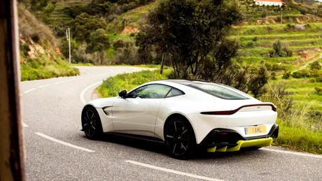 Cum a fost pedepsit șoferul unui Aston Martin care a parcat neregulamentar
