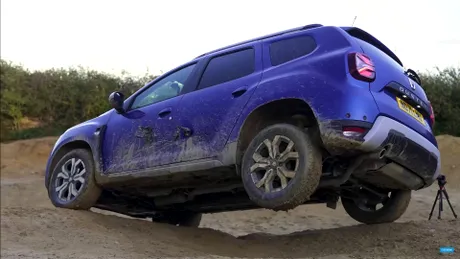 Duel în off-road Dacia Duster 1.5 dCi - Audi RSQ8 V8 bi-turbo. Cine a câștigat? (cu video)