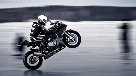 Wheelie pe gheaţă, la 207 km/h, demn de record mondial [VIDEO]