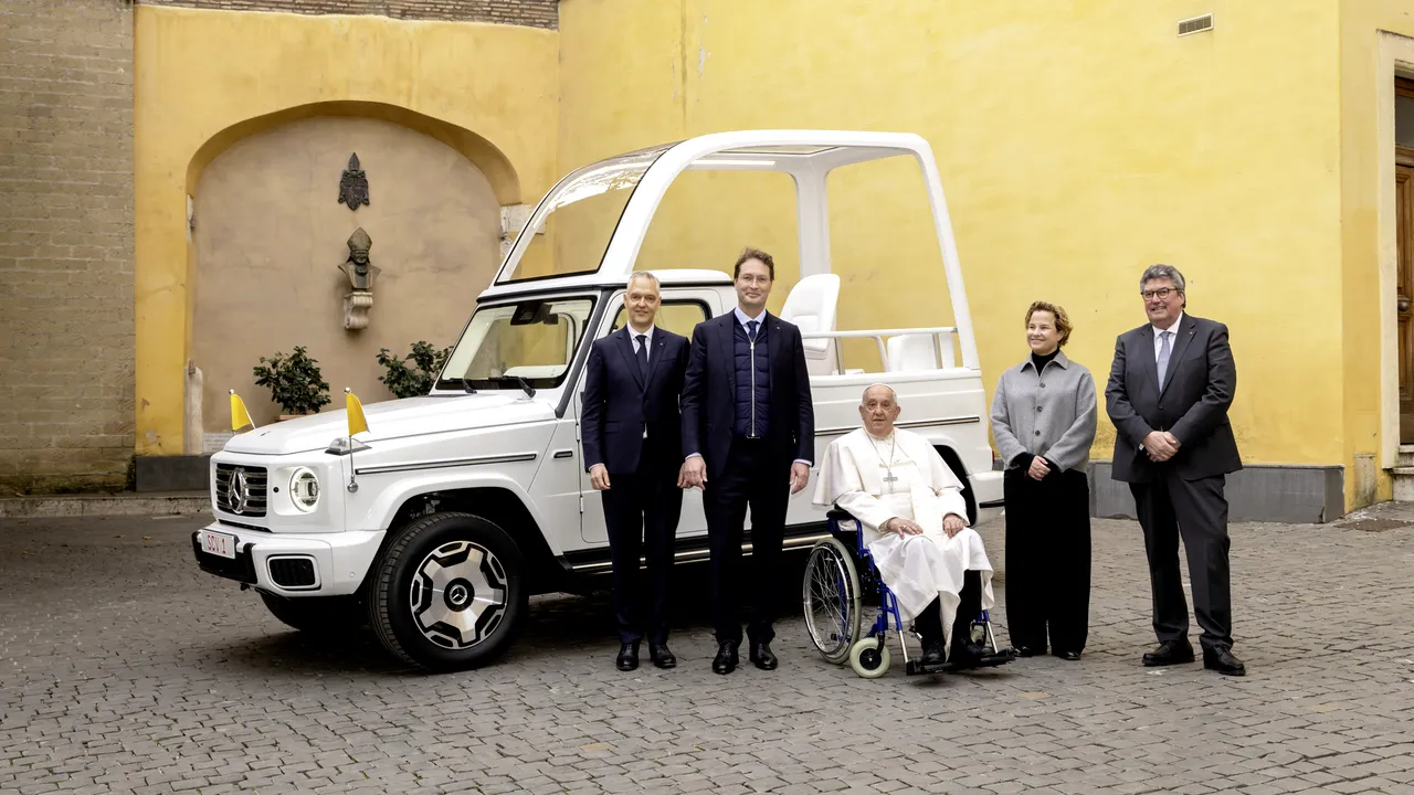 Papst Franziskus erhält erstes elektrisches Papamobil von Mercedes-BenzPope Francis receives first electric Popemobile from Mercedes-Benz 