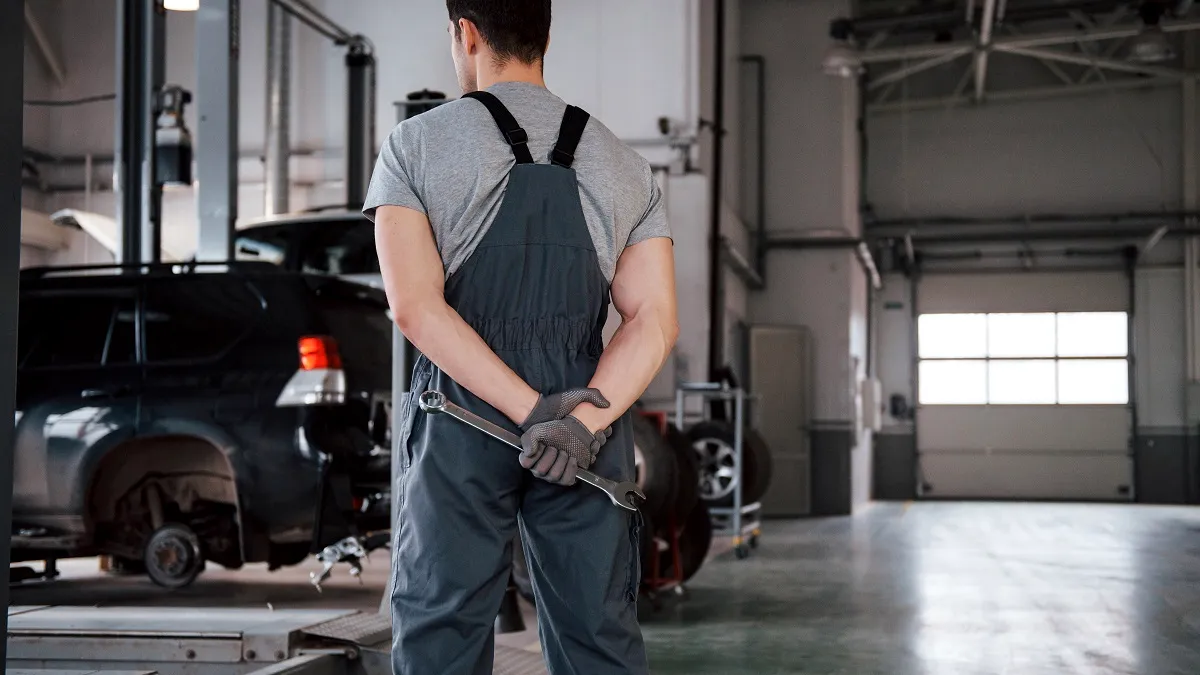 Un elev de 17 ani din Sighetu Marmației câștigă ediția aniversară Young Car Mechanic România