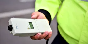 O șoferiță din Galați a avariat 9 mașini într-o parcare, după ce s-a urcat băută la volan