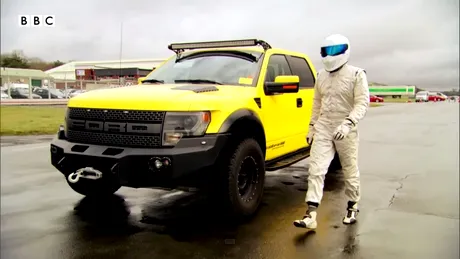 Stig vs Hennessey VelociRaptor pe circuitul Top Gear. VIDEO