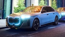 Două BMW Seria 7 exclusiviste, expuse în București. Doar 4 unități din fiecare au fost produse