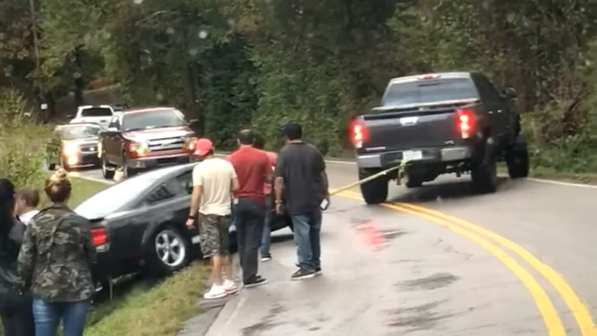 Un Mustang a fost tras dintr-un șanț și băgat într-altul. Cum a reușit acest șofer să-și direcționeze Mustangul în șanț de două ori? VIDEO