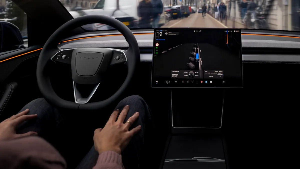 Tesla face istorie în Europa: Full Self-Driving (Supervizat) ajunge prima dată pe mașinile clienților de pe Bătrânul Continent