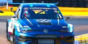 <span class='prepend'>Foto |</span> Cum arată un Volkswagen „Mega Golf” de 1.000 de cai putere? Modelul vine cu un motor preluat de pe Audi RS3 și îmbunătățit