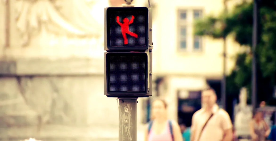 Pietoni, de acum veţi fi opriţi la treceri de semafoare care dansează. VIDEO