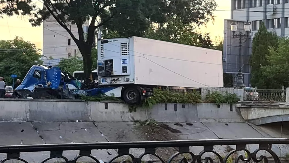 Un TIR era să cadă în Dâmbovița în București. Cabina s-a făcut zob!