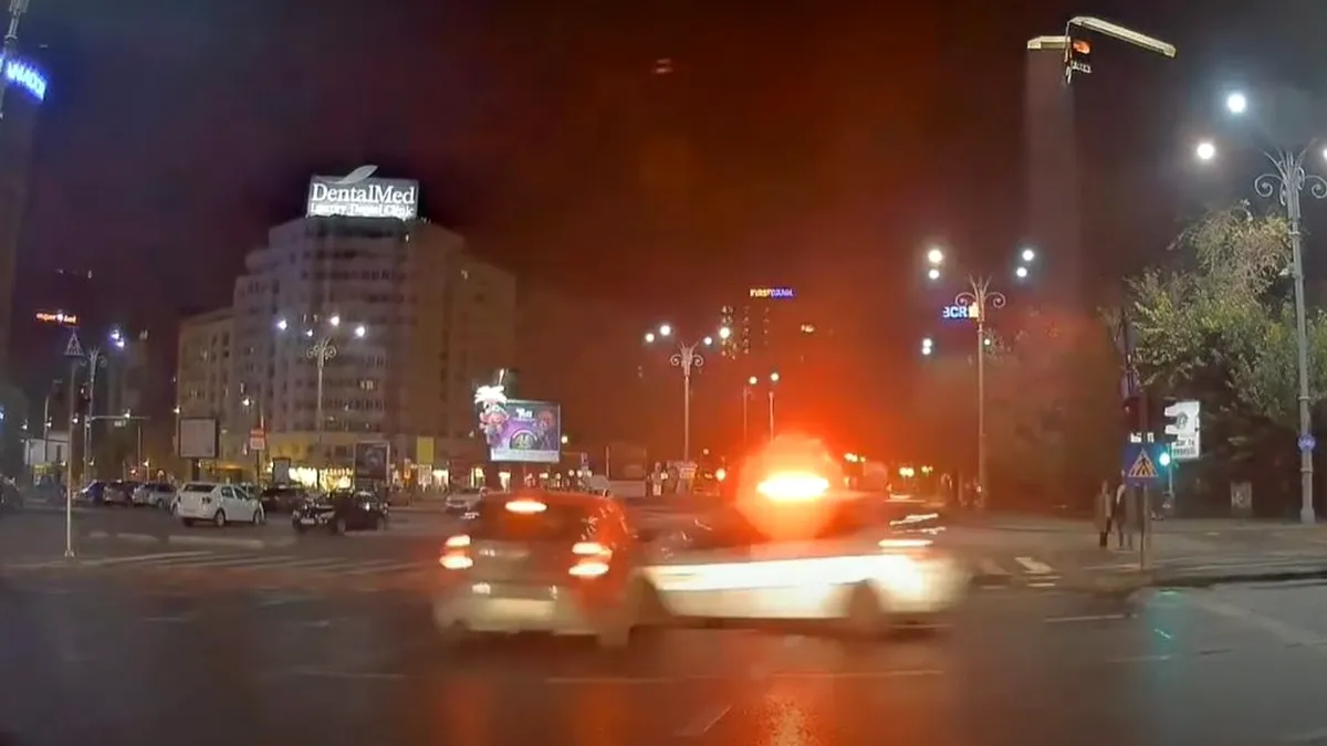 Poliția „în misiune”, fără sirenă, trece pe culoarea roșie a semaforului și lovește din plin un alt autovehicul -  VIDEO