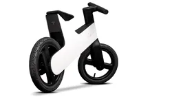 Aceasta nu este bicicleta electrică de la Tesla pe care o așteptai. E pentru copii, da, și nu e o glumă!
