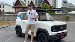 Video – Mașina electrică de 20 CP care se încarcă de la soare. Are panouri extensibile și autonomie de 151 km