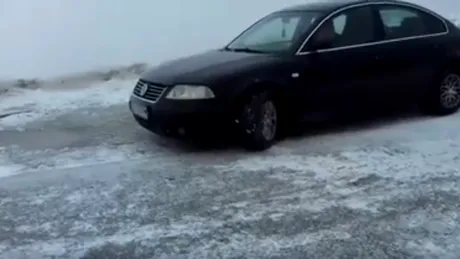 Maşini blocate din cauza zăpezii pe Transalpina - VIDEO