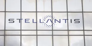 Stellantis înregistrează primele sale pierderi operaționale din istorie. Tranziția lentă către EV-uri costă grupul auto 20 de miliarde de euro