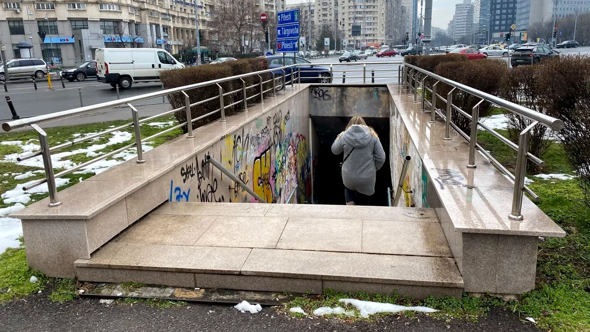 Stația de tramvai din Pasajul Victoriei este operațională, dar cui folosește?