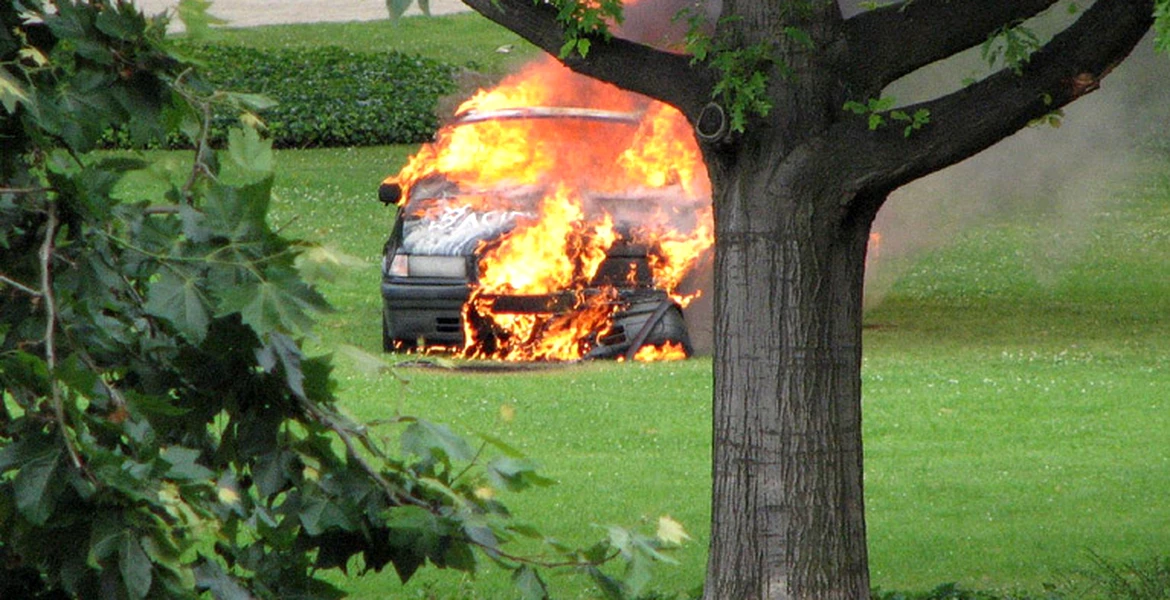 Grupurile extremiste incendiază maşinile scumpe