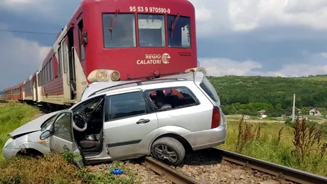 Autoturism lovit de tren într-o localitate din Iași